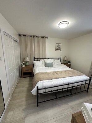 2 bedrooms, iron/ironing board, free WiFi, bed sheets - Melvindale cozy escape (Melvindale)