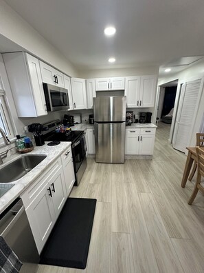Fridge, microwave, stovetop, dishwasher - Melvindale cozy escape (Melvindale)