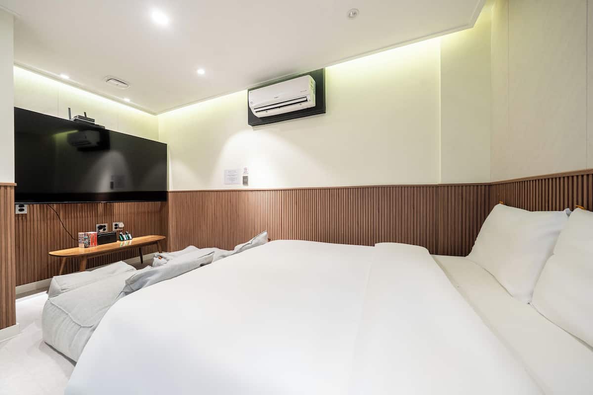 Free WiFi, bed sheets