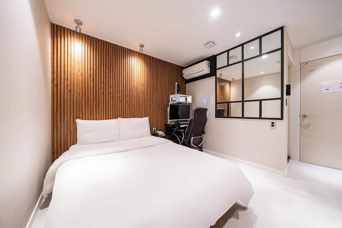 Free WiFi, bed sheets