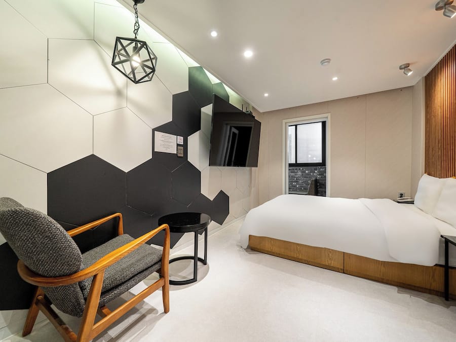 Free WiFi, bed sheets