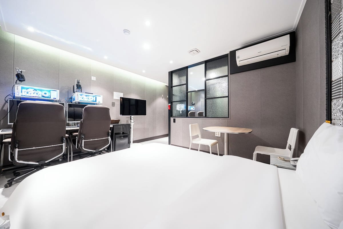 Free WiFi, bed sheets