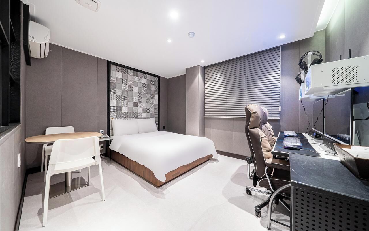 Couple PC | Free WiFi