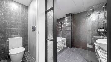 Suite | Bad | Hårføner, håndklær, såpe og sjampo