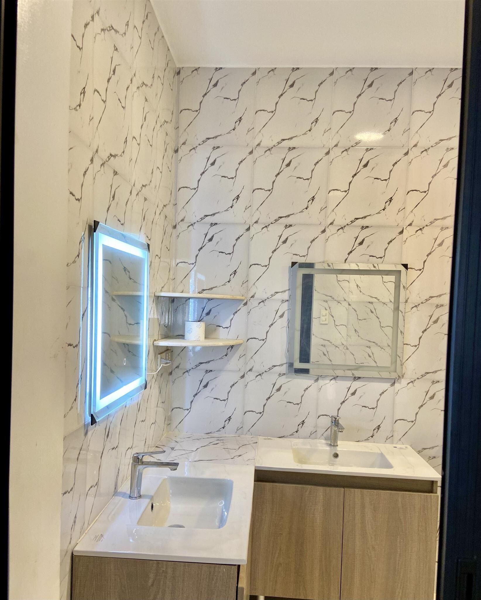 Sèche-cheveux, serviettes fournies, savon, papier toilette