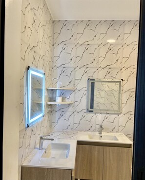 Sèche-cheveux, serviettes fournies, savon, papier toilette