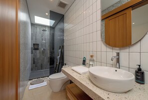 Villa, piscine privée | Salle de bain | Douche, articles de toilette gratuits, sèche-cheveux