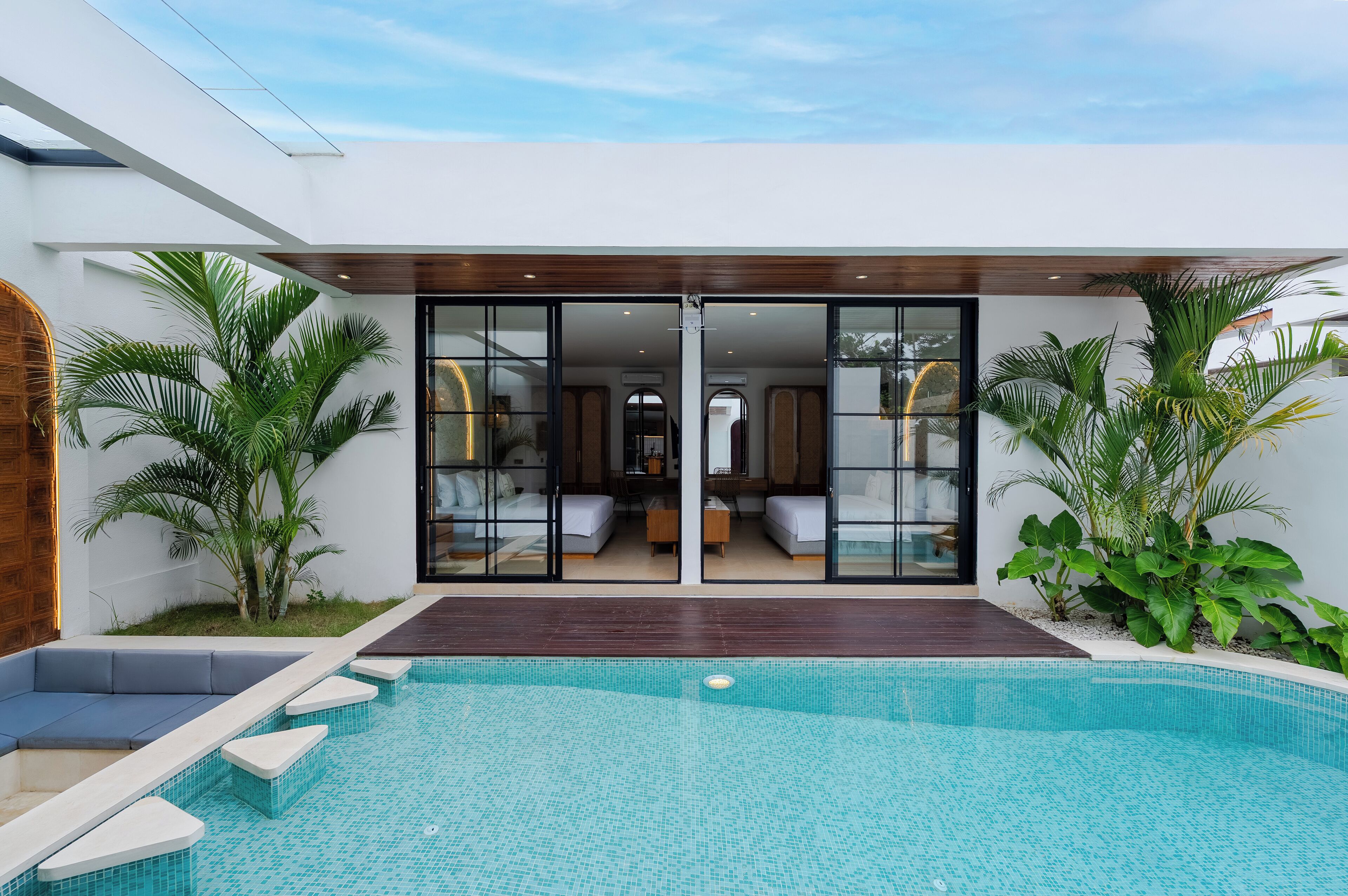 Una piscina al aire libre