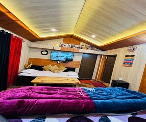 Kamar Double, pemandangan gunung | Ruang kerja ramah laptop, tirai kedap cahaya, dan setrika/meja setrika