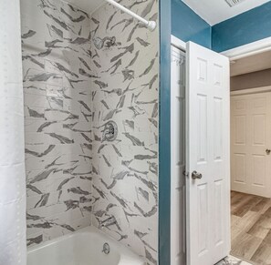 Hair dryer, towels, soap, shampoo - Modern Comfort Meets Classic Charm in Savannah (Savannah)