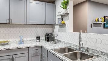 Réfrigérateur, micro-ondes, four, plaque de cuisson