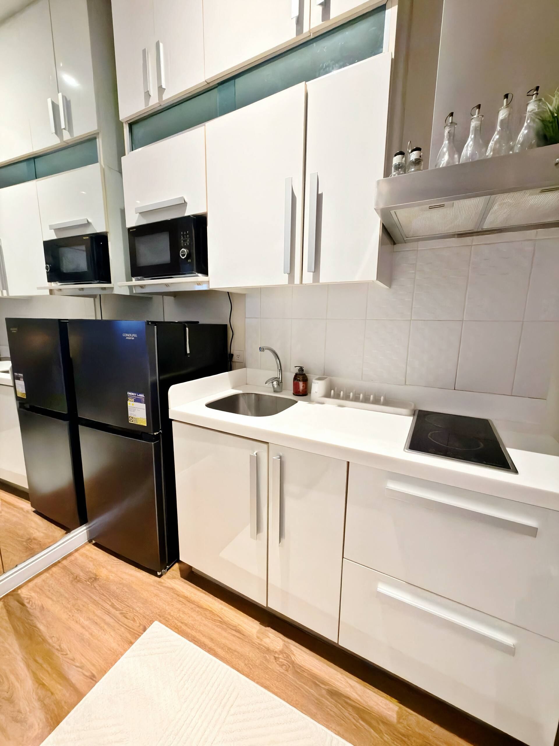 Appartement, balkon, uitzicht op stad | Privékeuken | Een koelkast, een magnetron, een kookplaat, kookgerei, borden en bestek