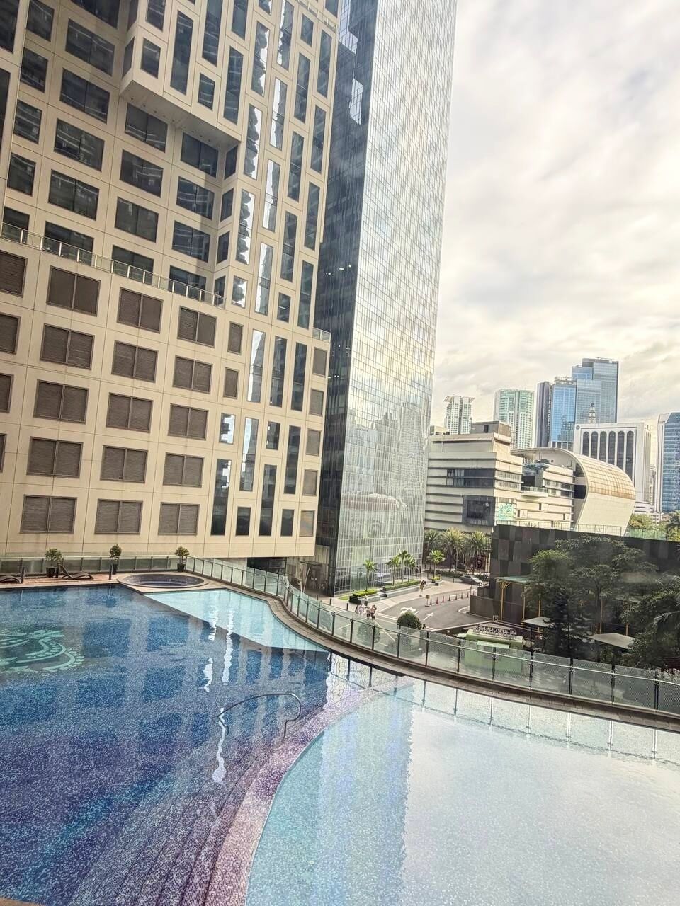 Een buitenzwembad, parasols voor strand/zwembad