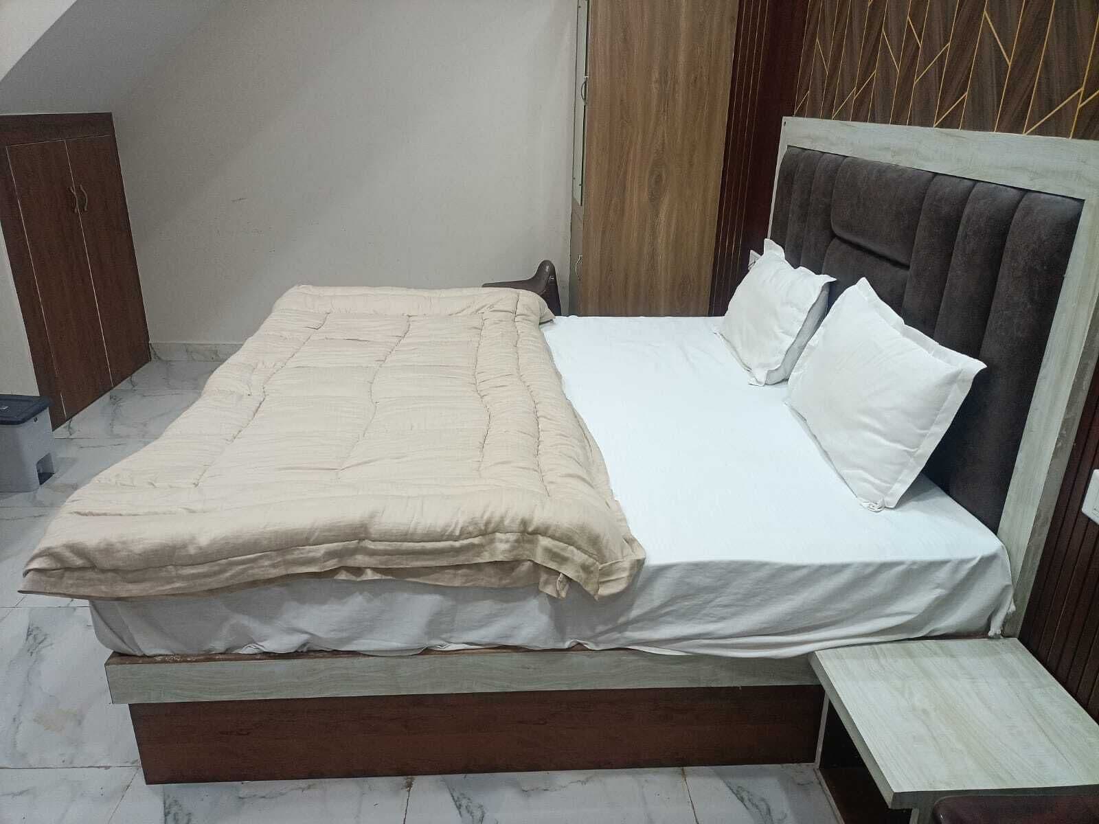 Deluxe Double Room, Balcony, City View | In-room safe, desk, soundproofing, iron/ironing board