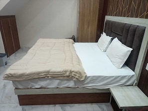 Phòng đôi Deluxe, ban công, quang cảnh thành phố | Két bảo mật tại phòng, bàn, phòng cách âm, bàn ủi/dụng cụ ủi quần áo