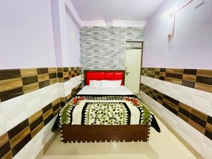 Deluxe Double Room, Balcony, City View | In-room safe, desk, soundproofing, iron/ironing board - Hotel Bali Inn (Agra)