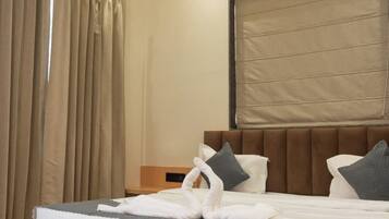 Camera Executive, vista piscina | Una scrivania, postazione laptop