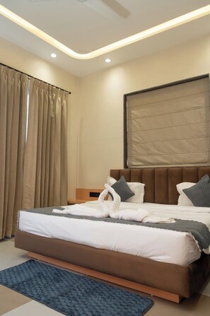 行政客房, 泳池景观 | 办公桌、笔记本电脑工作区