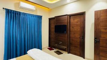 Luksus-dobbeltrom, balkong | Skrivebord og skrivebord for bærbar PC