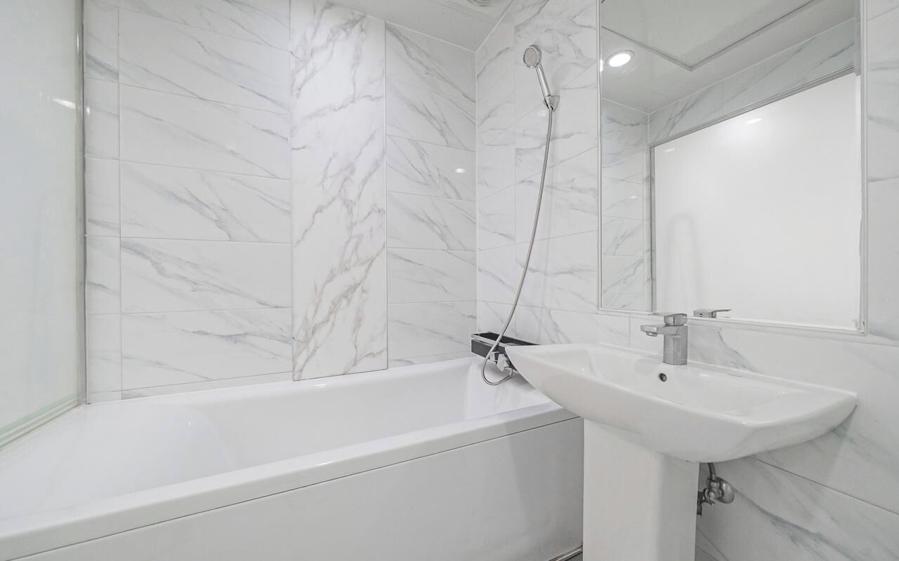 Sèche-cheveux, serviettes fournies, savon, shampoing