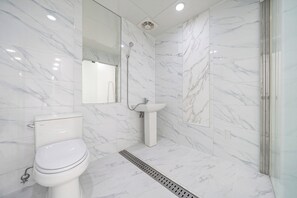 Hair dryer, slippers, towels, soap - Hassen Sillim K2 Hotel (Seoul)
