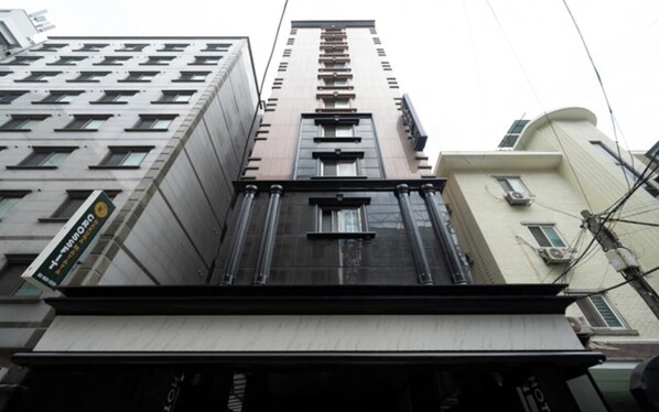 Exterior detail - Hassen Sillim K2 Hotel (Seoul)