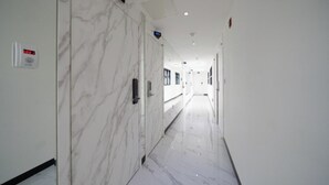 Een hal met marmeren wanden en een strak, modern design.