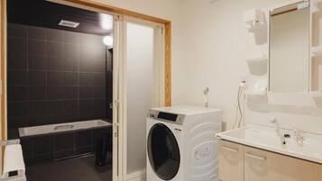 Gratis toiletartikelen, een haardroger, pantoffels, handdoeken