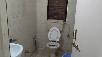 Chuveiro, chuveiro com efeito de chuva, chinelos, toalhas de banho