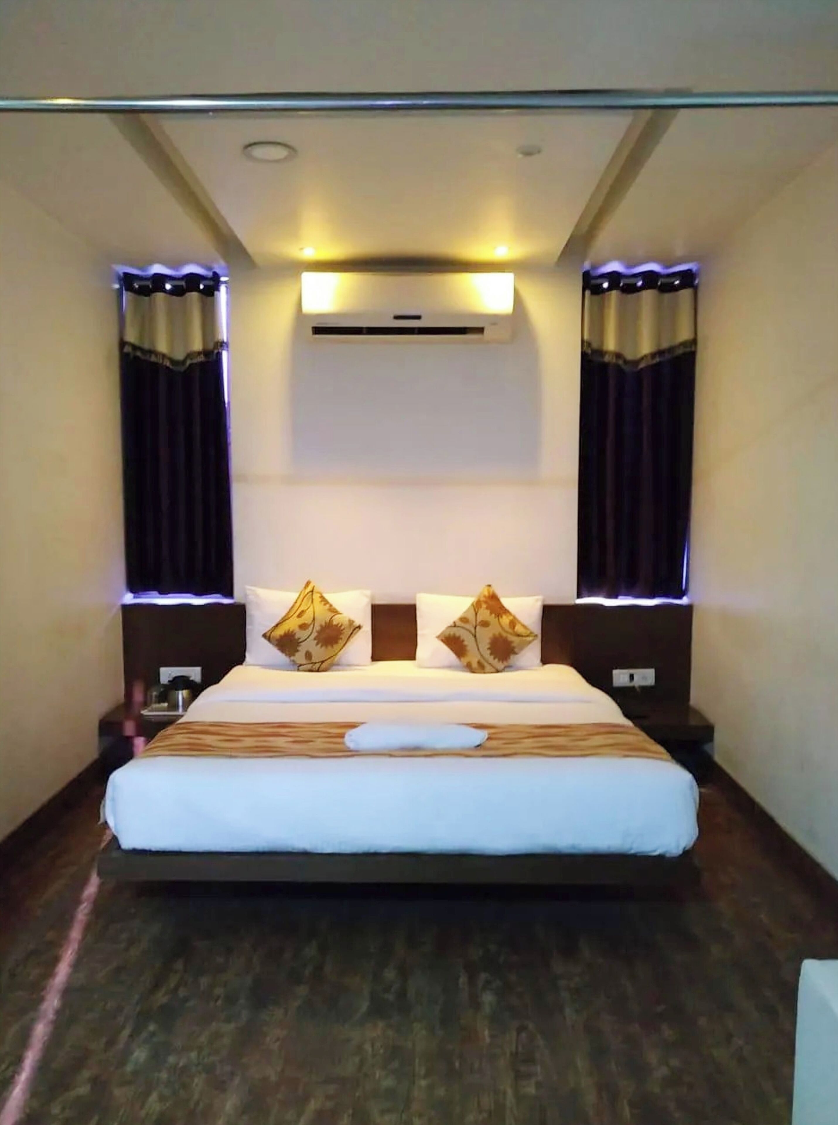 Roupas de cama antialérgicas, escrivaninha, quartos à prova de som