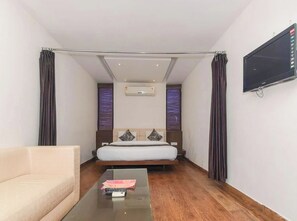 Hypo-allergenic bedding, desk, soundproofing, free WiFi - Hotel Varanasi Palace Varanasi  (Varanasi)