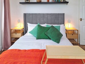 Free WiFi - 2 bedroom accommodation in Shotley Gate (Shotley Gate)