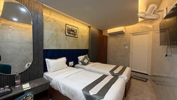 Deluxe Double Room, City View | Meja, Wi-fi percuma