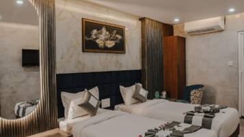 Dobbeltrom – deluxe, byutsikt | Skrivebord og wi-fi (inkludert)