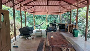 Loft, 1 habitación, para fumadores, balcón | Restaurante al aire libre