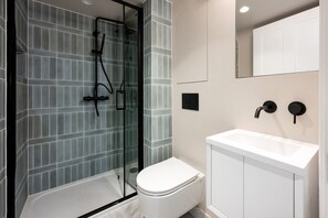 Shower, hair dryer - The Normandy 1 (London)