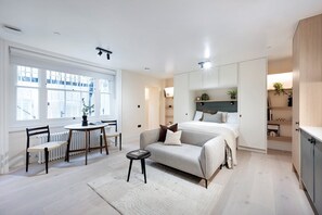 Living area - Elegant Studio by Kensington Gardens (London)