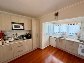 Private kitchen - 5BR House in New Lynn | Parking for 2 |Close to Transport & Shops (Waitakere)