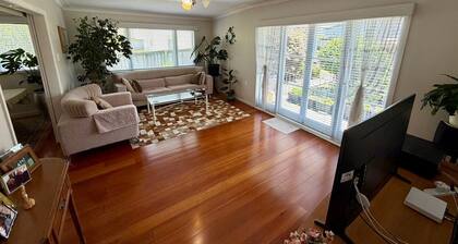 5BR House in New Lynn | Parking for 2 |Close to Transport & Shops