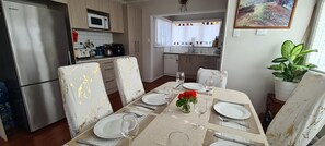 Dining - 5BR House in New Lynn | Parking for 2 |Close to Transport & Shops (Waitakere)