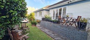Terrace/patio - 5BR House in New Lynn | Parking for 2 |Close to Transport & Shops (Waitakere)