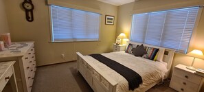 5 bedrooms, iron/ironing board, WiFi, bed sheets - 5BR House in New Lynn | Parking for 2 |Close to Transport & Shops (Waitakere)