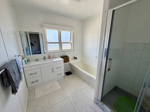 Hair dryer, towels, soap, toilet paper - 5BR House in New Lynn | Parking for 2 |Close to Transport & Shops (Waitakere)