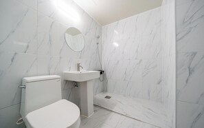 Douche, sèche-cheveux, chaussons, serviettes fournies