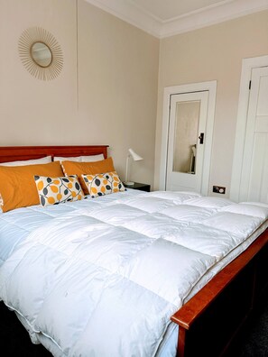 5 bedrooms, iron/ironing board, internet, bed sheets