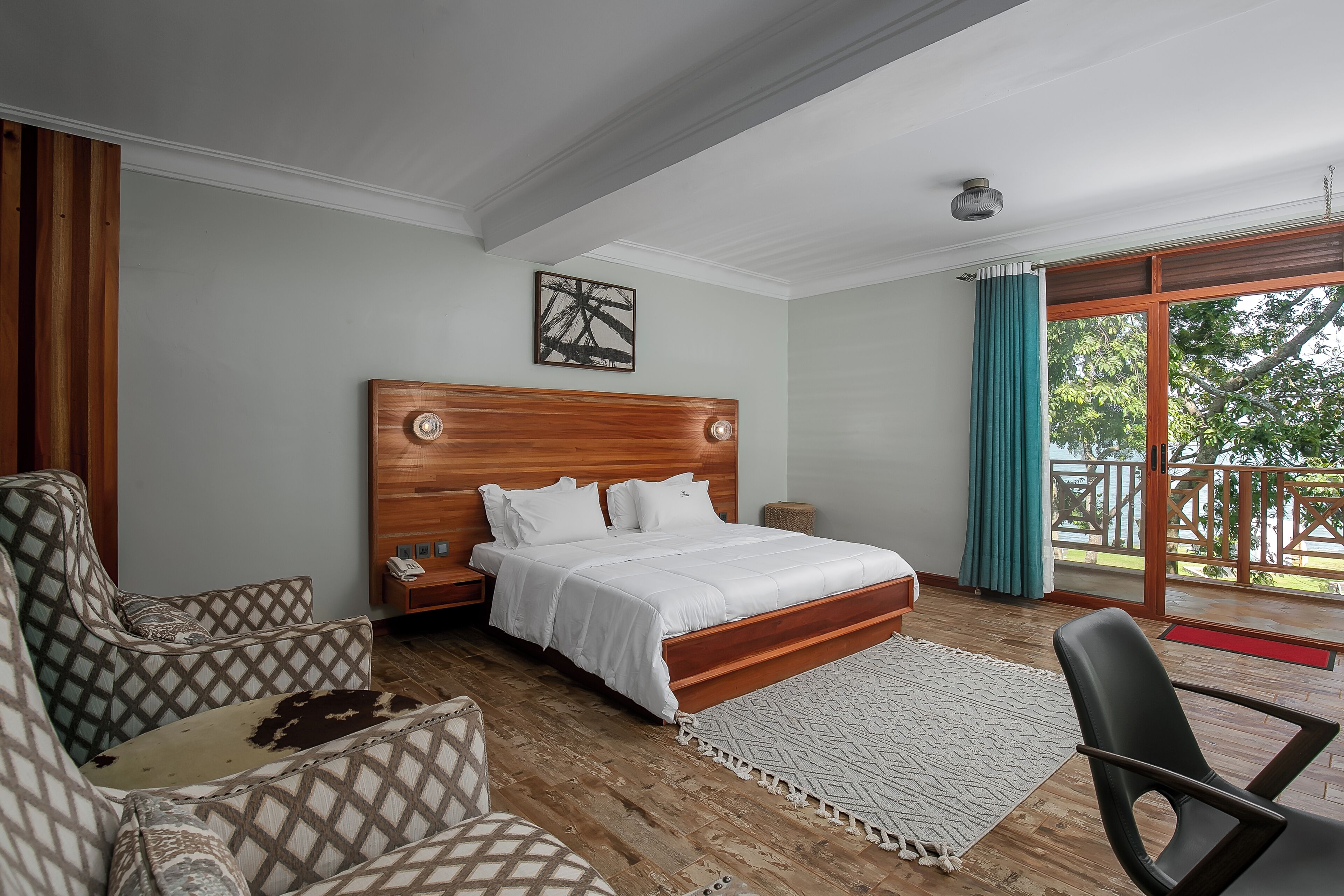 خزنة داخل الغرفة وتجهيزات عازلة للصوت وواي فاي مجانًا