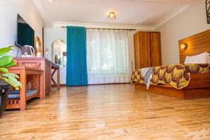 Executive-Dreibettzimmer, Balkon, Blick auf den Innenhof | Zimmersafe, schallisolierte Zimmer, kostenloses WLAN, Rollstuhlgeeignet