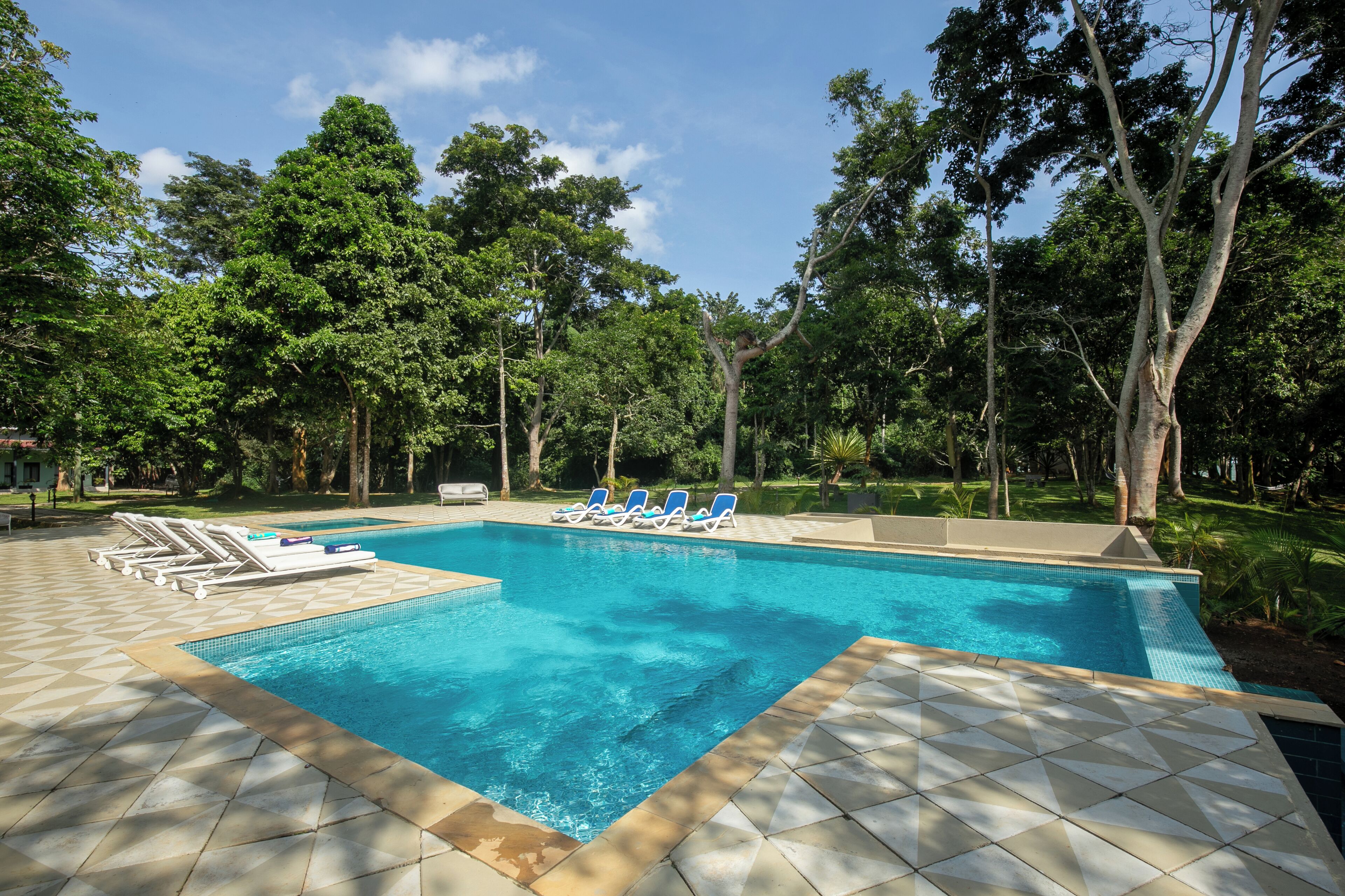 4 outdoor pools, pool loungers
