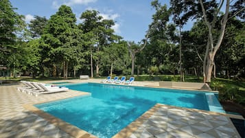 4 outdoor pools, pool loungers