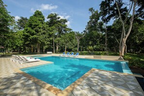 4 outdoor pools, pool loungers